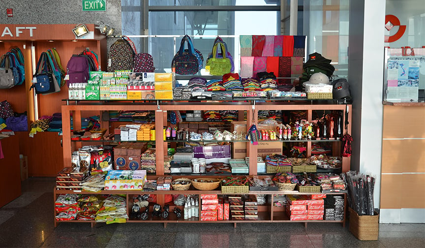 A display of candy and goods at an airport gift shop